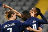 L'attaquant français Ousmane Dembélé, félicité par les attaquants Antoine Griezmann et Anthony Martial, après son but marqué contre le Kazakhstan, lors du match de qualification pour le Mondial 2022 au Qatar, le 28 mars 2021 à Nur-Sultan
