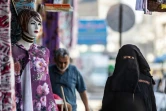 Une femme marche le 21 août 2019 dans une rue de Raqa, ancienne "capitale" de  l'EI en Syrie.