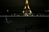 Combinaison de photos prises le 27 mars 2021, montrant la Tour Eiffel Tower à Paris avant et après son extinction