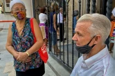 Un couple de retraités cubains attend devant une banque pour toucher leurs pensions, à La Havane le 17 décembre 2020