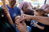 Un soignant administre le vaccin contre la polio à un enfant à Zawayda, dans le centre de la bande de Gaza, le 1er spetembre 2024