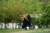 Des visiteurs dans les jardins de l'Empereur Babur à Kaboul, le 15 avril 2018