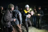 Des secouristes de la défense civile, connue sous le nom de Casques blancs, récupèrent une jeune fille des décombres d?un immeuble touché par des frappes aériennes sur la ville syrienne d?Abine Semaan, dans la campagne occidentale d?Alep, le 10 février 2020