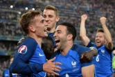 Joie d'Antoine Griezmann, Lucas Digne et Adil Rami après la victoire de la France sur l'Allemagne en demie-finale de l'Euro-2016 le 7 juillet 2016 à Marseille