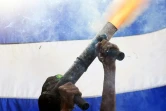 Un membre du mouvement "Avril 19" avec un mortier artisanal à Masaya, à 40 kms au sud de Managua, le 18 juin 2018