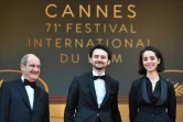 Le président du Festival de Cannes Pierre Lescure (G) accueille le réalisateur égyptien A.B Shawky (C) lors de la montée des marches de son film "Yomeddine", à Cannes, le 09 mai 2018