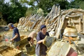 Des occupants de la zad de Notre-Dame-des-Landes construisent une maison, le 9 septembre 2016