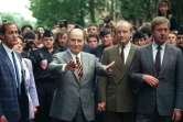 le président François Mitterrand (c) avec le ministre des Affaires étrangères Hubert Védrine (2è d), place de la Bastille, le 14 mai 1990,  lors de la manifestation organisée après la profanation des tombes juives au cimetière de  Carpentras

