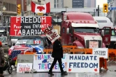 Des camionneurs opposés aux restrictions sanitaires bloquent une rue d'Ottawa, le 8 février 2022 au Canada