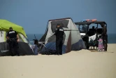 Des policiers de Los Angeles contrôlent un campement de SDF à Venice Beach, le 16 juin 2021 en Californie