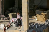 Une fillette dans un immeuble dévasté par les frappes israéliennes, à Bureij, dans le centre de la bande de Gaza, le 1er juin  2025