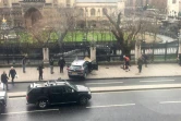 Une photo obtenue par le compte twitter de James West montre une voiture arrêtée devant le palace de Westminster non loin du Parlement britannique, le 22 mars 2017 à Londres