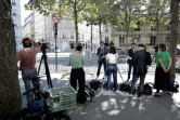 Des journalistes postés près du Palais de l'Elysée où le président Emmanuel Macron poursuit ses consultations pour pouvoir former un nouveau gouvernement, à Paris, le 28 août 2024