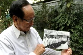 Tran Trong Duyet, ancien directeur de la prison de Hoa Lo à Hanoï, montre des photos avec des prisonniers de guerre américains, chez lui à Haiphong dans le nord du Vietnam, le 3 janvier 2018