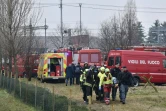 Les secours évacuent une victime de l'accident de train près de Milan, le 25 janvier 2018