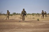 Des soldats français de l'opération Barkhane recherchent la présence d'engins explosifs artisanaux dans le Nord du Burkina Faso, le 12 novembre, 2019