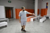 Mykhaïlo Aliokhine, directeur d'une école privée, montre l'abri souterrain dans lequel les élèves pourront se réfugier, le 25 août 2022 à Kiev, en Ukraine