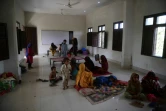 Des femmes et des enfants déplacés des zones inondées, installés dans une école, le 29 août 2022 à Sukkur, dans la province du Sind, au Pakistan