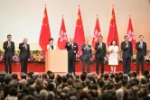 La cheffe du gouvernement de Hong Kong Carrie Lam (au pupitre) lève son verre de champagne à l'occasion du 22e anniversaire de la rétrocession du territoire à la Chine, le 1er juillet 2019