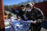 Des soldats vérifient les fournitures médicales lors de la mise en place de l'hôpital de campagne à Mulhouse destiné à recevoir les malades du Covid-19, le 22 mars 2020