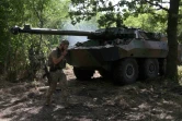 Un soldat ukrainien devant un véhicule de combat blindé AMX-10 RC de fabrication française, le 10 juillet 2023 dans la région de Donetsk
