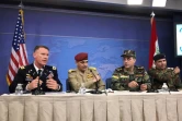 Le porte-parole de la coalition internationale antijihadistes, le colonel américain Ryan Dillon (G) s'exprime avec des responsables militaires irakiens lors d'une conférence à Washington, le 13 juillet 2017 