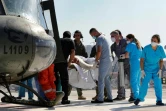 Un blessé lors de l'explosion meurtrière d'une citerne d'essence dans le village de Tlel, dans le nord du Liban, est évacué par hélicoptère, le 15 août 2021 à Beyrouth