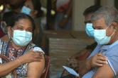 Des patients attendent après avoir été vacciné à Colombo (Sri Lanka), le 20 février 2021. 