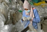 Une employée d'un centre de recyclage de plastique, près de Tunis, le 25 novembre 2021