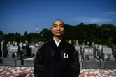Le moine bouddhiste Yogetsu Akasaka au cimetière himoshizu, le 16 juin 2020 au Japon