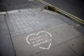 Une inscription sur un trottoir invite les passants à observer la distanciation physique, le 22 novembre 2020 à Londres