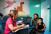 Yenny Cardena, une femme de l'ethnie Wounaan, en consultation avec son enfant à bord du navire-hôpital San Raffaele, le 24 avril 2019 dans le département du Choco, en Colombie