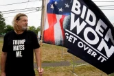 Un homme devant une pancarte "Biden a gagné, passez à autre chose" à Bedminster, aux Etats-Unis, le 29 juillet 2022