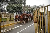 La police péruvienne monte la garde devant l'entrée du Parlement, pendant la procédure de destitution contre le président Martin Vizcarra, le 18 septembre 2020 à Lima
