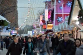Des personnes se promènent au marché de Noël le 24 décembre 2015 à Paris 