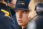Le Néerlandais Max Verstappen discute avec un membre de son écurie lors des qualifs pour le GP de Chine, le 14 avril 2018 à Shanghai