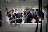 Le président Emmanuel Macron visite les ateliers de Sileane qui fabrique des robots à Saint-Etienne (Loire), le 25 octobre 2021