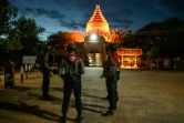Des policiers gardent les abords d'un temple sur le site historique de Bagan, en Birmanie, le 22 juin 2020