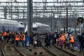 Les passagers du TGV Nantes-Rennes évacués alors que des forains manifestent sur une voie, au Mans, le 25 mars 2019