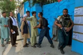 Un membre des forces de sécurité fouille les électeurs à l'entrée d'un bureau de vote pour l'élection présidentielle à Jalalabad, en Afghanistan, le 28 septembre 2019. Les talibans avaient menacé d'attaques sur les bureaux de vote, et plus de 400 attaques ont efectivement eu lieu, mais sans faire de morts, contrairement à ce qui s'était passé pendant la campagne