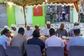 Des Soudanais bloqués, en Arabie saoudite, se retrouvent pour l'iftar collectif, le repas de rupture de jeûne du ramadan, le 27 mars 2024 à Ryad 
