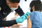 Un technicien médical administre une dose du vaccin anti-Covid de Pfizer-BioNTech à un adolescent de 16 ans à Los Angeles, en Californie, le 23 août 2021
