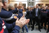 Le président du conseil exécutif corse Gilles Simeoni applaudi par les  pompiers dans la cour de la caserne le 29 décembre 2015 à Ajaccio