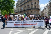 Des enseignants opposés aux réformes du ministre de l'Education Jean-Michel Blanquer manifestent le 17 juin 2019 rue du Bac à Paris