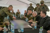 Cette photo diffusée par le bureau média du gouvernement israélien montre le Premier ministre Benjamin Netanyahu (à droite), le ministre de la Défense Israël Katz (à droite) et le chef d'état-major de l'armée Herzi Halevi (à gauche) lors d'un briefing dans le sud de la ville de Gaza, le 19 novembre 2024