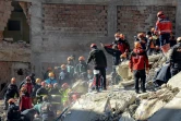 Des équipes de secours recherchent des survivants dans les décombres d'un immeuble après un puissant séisme à Elazig, le 25 janvier 2020 en Turquie