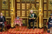 Charles III (C) lit un discours à la Chambre des Lords entouré du Prince William (G) et de Camilla (D) le 10 mai 2022