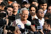 Le lauréat du prix Nobel de la paix Muhammad Yunus (C) sort du tribunal de Dacca, le 1er janvier 2024
