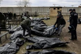 Des sacs mortuaires de civils tués à Boutcha, alignés dans un cimetière, le 5 avril 2022, au nord de Kiev, en Ukraine