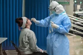 Un soignant effectue un prélèvement de dépistage du cononavirus à Wuhan, en Chine, le 14 mai 2020.